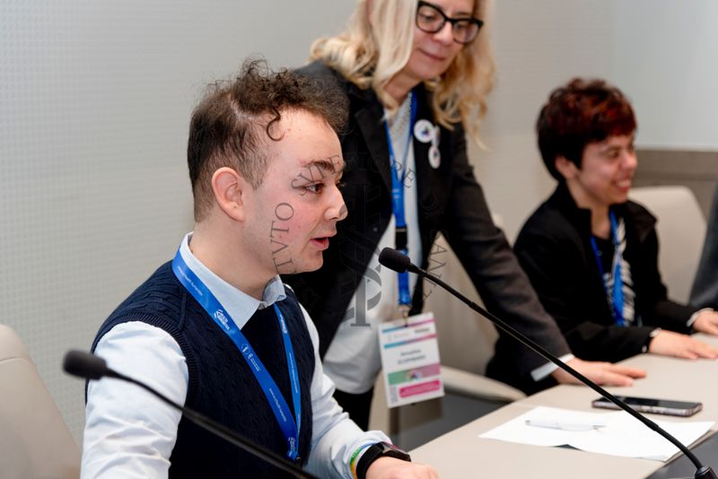 Alcuni giovani giurati delle Associazioni di Pazienti insieme ad Annalisa Scopinaro (seconda da sinistra), Presidente della Federazione Italiana Malattie Rare UNIAMO