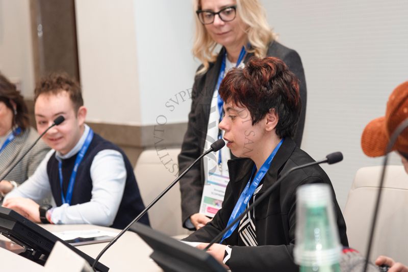 Alcuni giovani giurati delle Associazioni di Pazienti insieme ad Annalisa Scopinaro (seconda da sinistra), Presidente della Federazione Italiana Malattie Rare UNIAMO