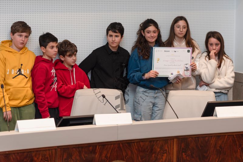 Le compagne e i compagni di classe di Emma, della scuola primaria IC "Anna Fraentzel Celli" mostrano il Premio Speciale Gradimento Social