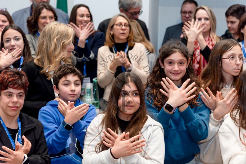 Le compagne e i compagni di classe di Emma, della scuola primaria IC "Anna Fraentzel Celli" in un gesto di pace e speranza
