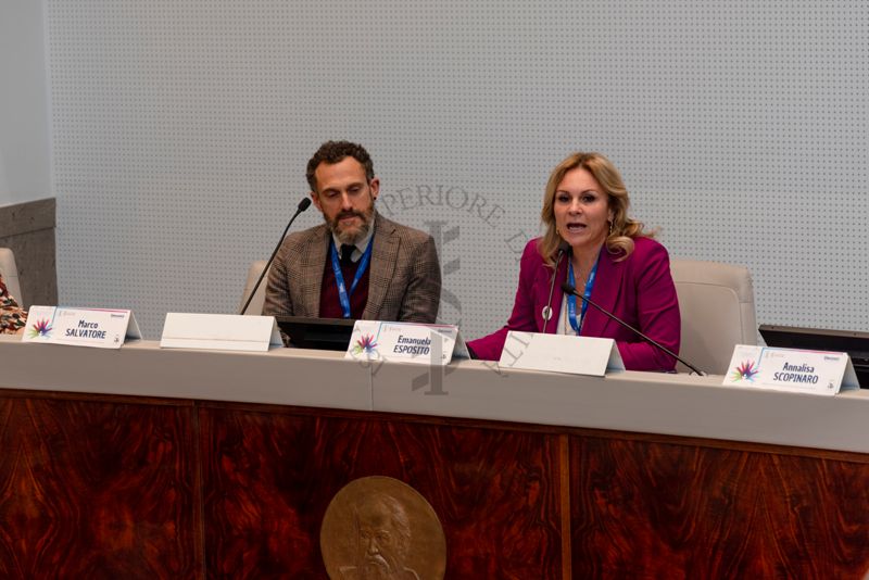 Intervento della Prof.ssa Emanuela Esposito, Coordinatrice del Progetto Pharma-HUB dell'Università di Messina. A sinistra il Dott. Marco Salvatore, responsabile scientifico Pharma-HUB dell'SS