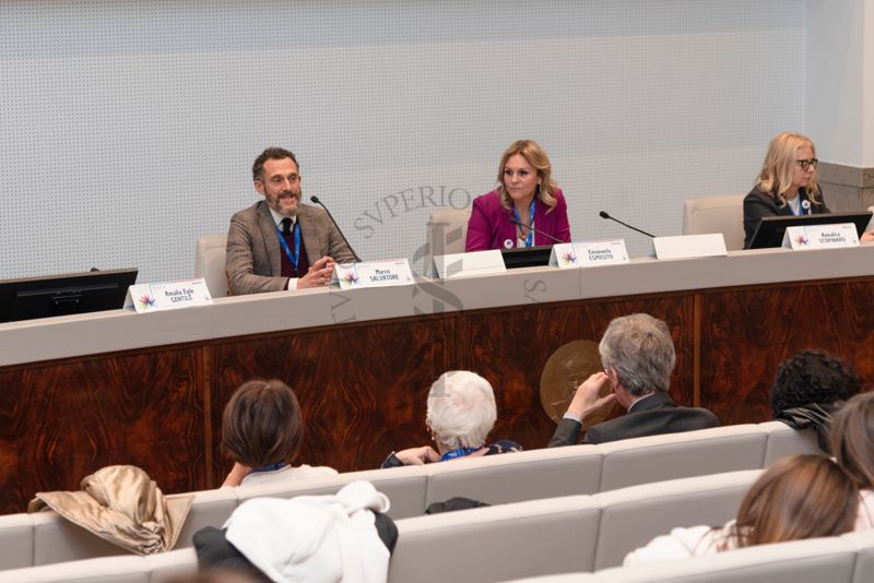 Intervento del Dott. Marco Salvatore, responsabile scientifico Pharma-HUB dell'SS (a sinistra). Al centro la Prof.ssa Emanuela Esposito, Coordinatrice del Progetto Pharma-HUB dell'Università di Messina e a destra la Dott.ssa Annalisa Scopinaro, Presidente della Federazione Italiana Malattie Rare.