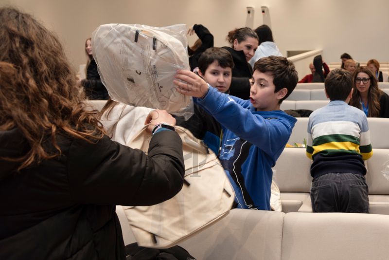 Consegna di gadget Pharma-HUB alle ragazze e ai ragazzi della scuola primaria IC "Anna Fraentzel Celli"