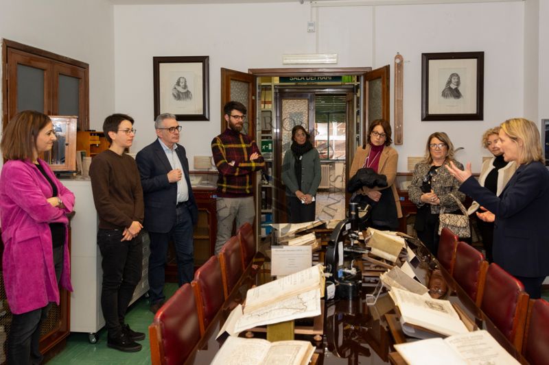 La dottoressa Paola Ferrari intenta a spiegare una selezione di testi esposti nella Sala dei Rari. Da sinistra, tra gli altri: il prof. Fabrizio Pregliasco, Ornella Ferrari, Cinzia Miracco e Stefania Mochi.