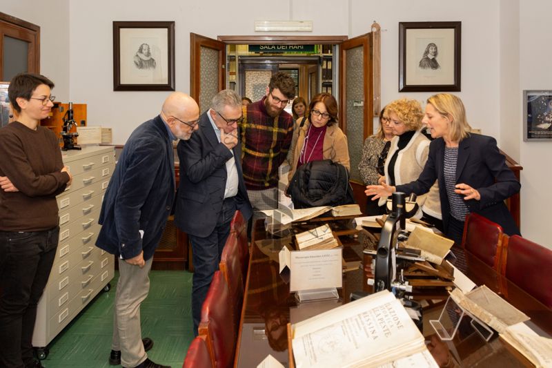 La dottoressa Paola Ferrari intenta a spiegare una selezione di testi nella Sala dei Rari. Da sinistra il Prof. Antonio Mistretta, il prof. Fabrizio Pregliasco, Cinzia Miracco e Stefania Mochi.