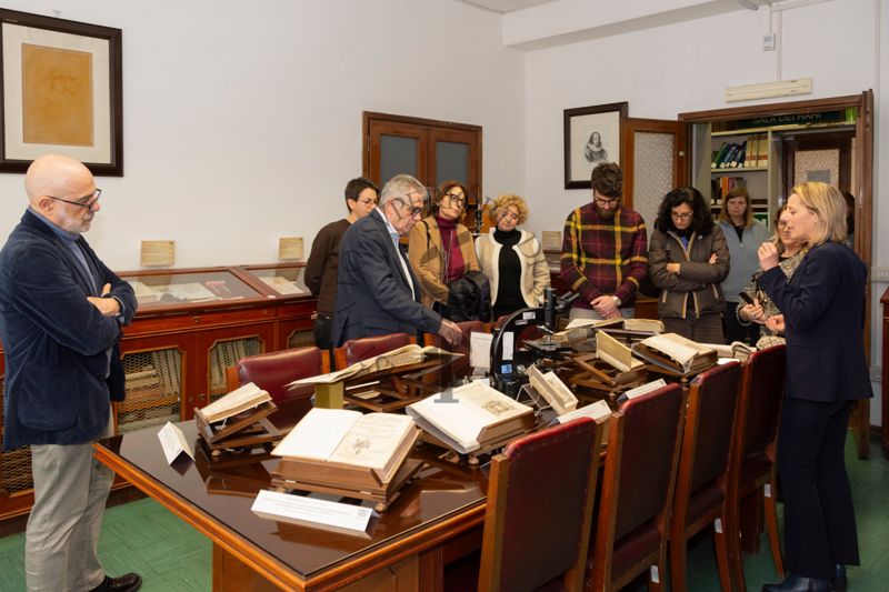 La dottoressa Paola Ferrari intenta a spiegare una selezione di testi nella Sala dei Rari. Da sinistra il Prof. Antonio Mistretta, il prof. Fabrizio Pregliasco, Stefania Mochi, Ilaria Sorcini e Cinzia Miracco