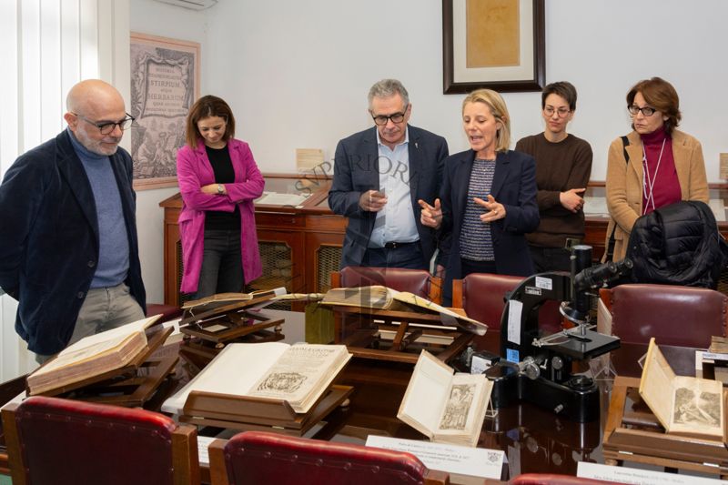 La dottoressa Paola Ferrari intenta a spiegare una selezione di testi nella Sala dei Rari. Da sinistra il prof. Antonio Mistretta e il prof. Fabrizio Pregliasco