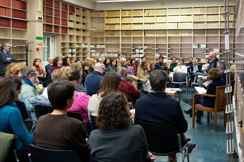 Da sinistra il prof. Antonio Mistretta, il prof. Fabrizio Pregliasco e la Prof. Anna Teresa Palamara illustrano il testo "I Superbatteri" del prof. Fabrizio Pregliasco nella Sala Lettura della Biblioteca davanti ad un pubblico ai auditori