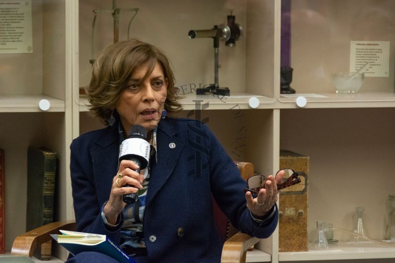 La Prof. Anna Teresa Palamara mentre illustra il testo "I Superbatteri" nella Sala Lettura della Biblioteca