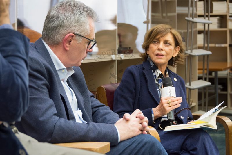 Da sinistra il prof. Fabrizio Pregliasco e la Prof. Anna Teresa Palamara mentre illustrano il testo "I Superbatteri" nella Sala Lettura della Biblioteca