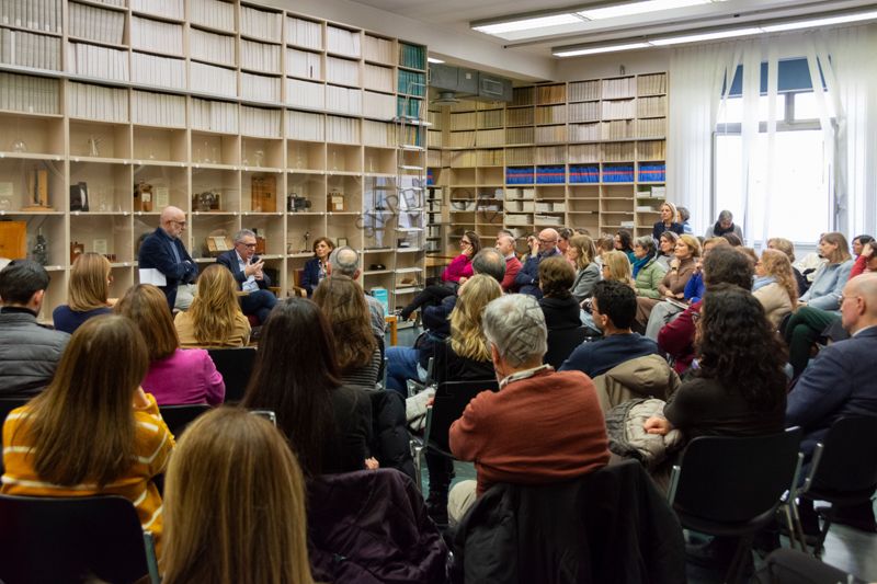 Da sinistra il prof. Antonio Mistretta, il prof Fabrizio Pregliasco e la Prof. Anna Teresa Palamara mentre illustrano il testo "I Superbatteri" nella Sala Lettura della Biblioteca