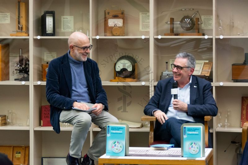 Da sinistra il prof. Antonio Mistretta e il prof Fabrizio Pregliasco  mentre illustrano il testo "I Superbatteri" nella Sala Lettura della Biblioteca