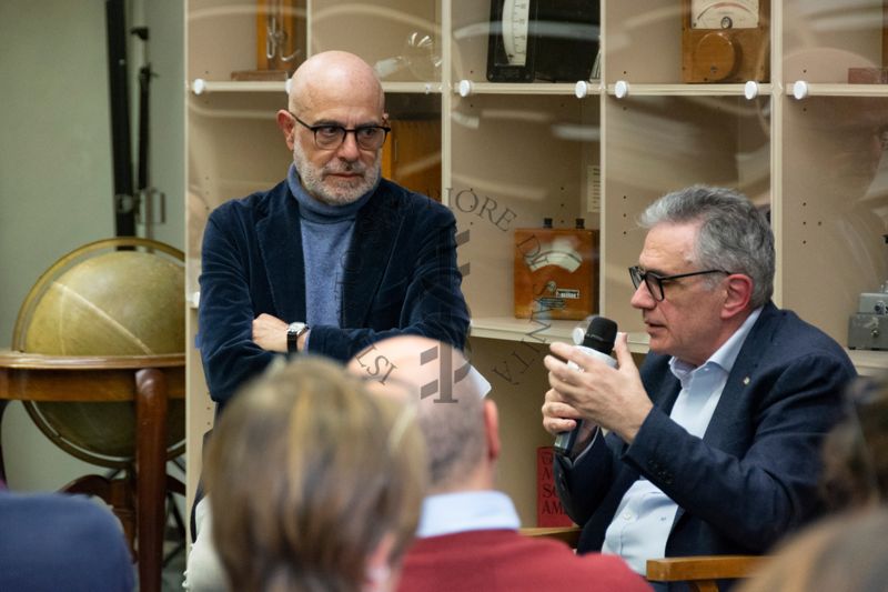 Da sinistra il prof. Antonio Mistretta e il prof Fabrizio Pregliasco  mentre illustrano il testo "I Superbatteri" nella Sala Lettura della Biblioteca