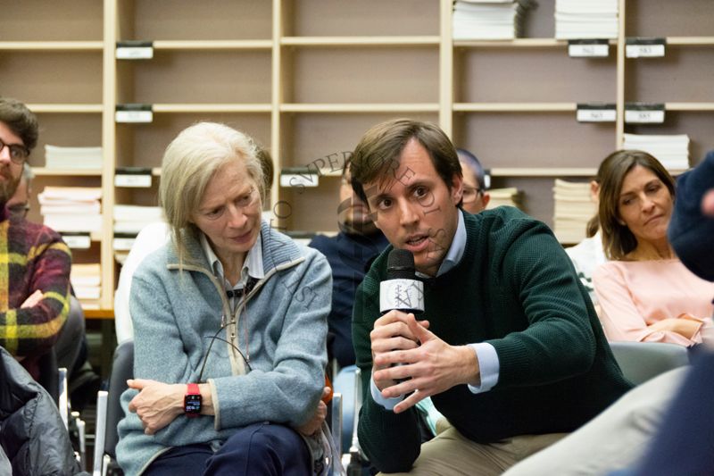 La dottoressa Eliana Coccia chiede spiegazioni nella Sala Lettura della Biblioteca