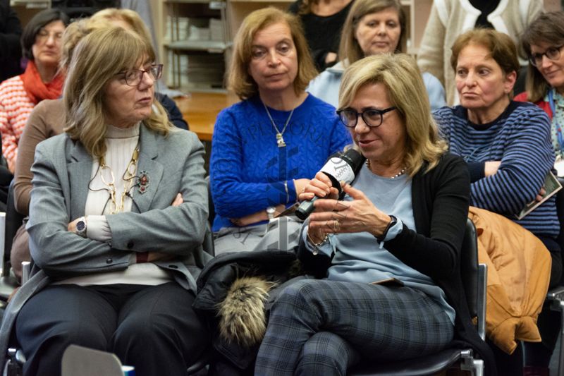 Un auditore chiede spiegazioni nella Sala Lettura della Biblioteca. Alle sue spalle possiamo vedere la dottoressa Giovanna Franciosa
