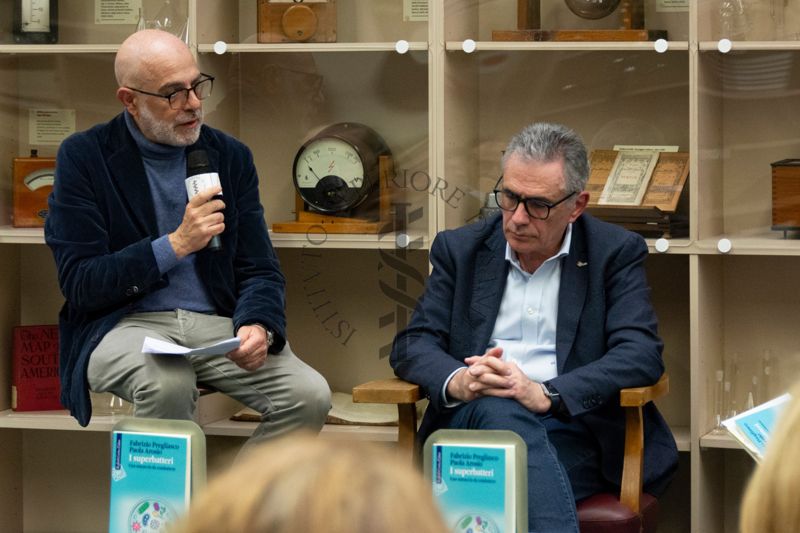 Il prof. Antonio Mistretta pone una domanda al prof. Fabrizio Pregliasco nella Sala Lettura della Biblioteca