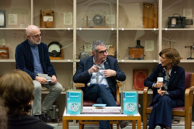 Il prof. Antonio Mistretta, il prof. Fabrizio Pregliasco e la prof. Anna Teresa Palamara nella Sala Lettura della Biblioteca discutono il libro "I superbatteri" di Fabrizio Pregliasco