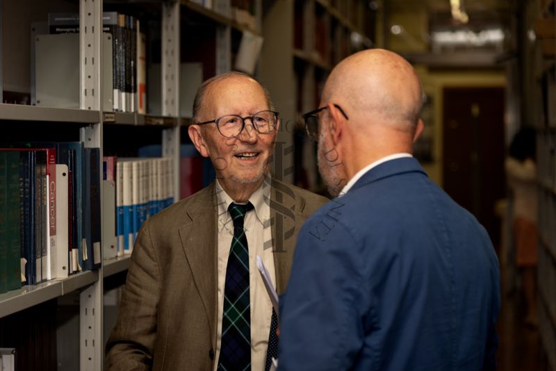Il Prof. Antonio Cassone, ex Dirigente di Ricerca e Direttore del Dipartimento di Malattie Infettive, Parassitarie ed Immunomediate dell'ISS (a sinistra) si intrattiene con il Prof. Antonio Mistretta, Responsabile del Servizio Comunicazione Scientifica dell'ISS (di spalle) prima dell'inizio della presentazione del suo libro "I Dubbi della Scienza"