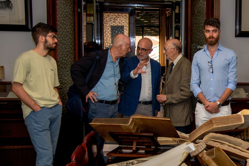 Il Prof. Giovanni Rezza, ex Dirigente dell'ISS e ex Direttore generale della Prevenzione Sanitaria del Ministero della Salute (secondo da sinistra), il Prof. Antonio Mistretta, Responsabile del Servizio Comunicazione Scientifica dell'ISS (terzo da sinistra) e il Prof. Antonio Cassone, ex Dirigente di Ricerca e Direttore del Dipartimento di Malattie Infettive, Parassitarie ed Immunomediate dell'ISS (quarto da sinistra)