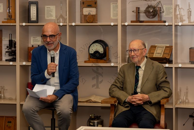 Il Prof. Antonio Mistretta, Responsabile del Servizio Comunicazione Scientifica dell'ISS (a sinistra) introduce l'incontro con il Prof. Antonio Cassone, ex Dirigente di Ricerca e Direttore del Dipartimento di Malattie Infettive, Parassitarie ed Immunomediate dell'ISS (a destra) per la presentazione del suo libro "I Dubbi della Scienza"