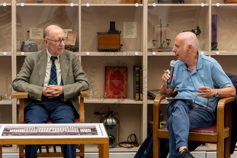 Intervento del Prof. Giovanni Rezza, ex Dirigente dell'ISS e ex Direttore generale della Prevenzione Sanitaria del Ministero della Salute (a destra). A sinistra il Prof. Antonio Cassone, ex Dirigente di Ricerca e Direttore del Dipartimento di Malattie Infettive, Parassitarie ed Immunomediate dell'ISS