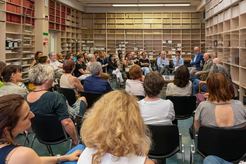 Panoramica sui partecipanti alla presentazione del libro "I Dubbi della Scienza" durante l'intervento dell'autore, il Prof. Antonio Cassone, ex Dirigente di Ricerca e Direttore del Dipartimento di Malattie Infettive, Parassitarie ed Immunomediate dell'ISS