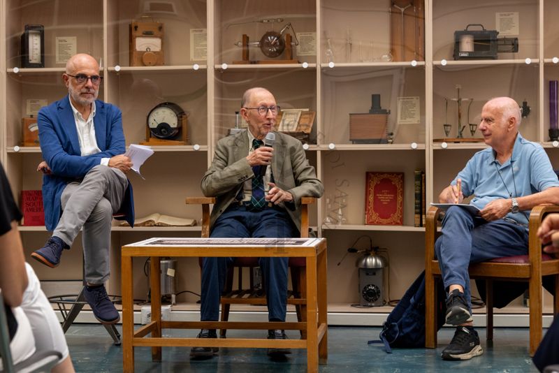 Intervento del Prof. Antonio Cassone, ex Dirigente di Ricerca e Direttore del Dipartimento di Malattie Infettive, Parassitarie ed Immunomediate dell'ISS (al centro). Con lui il Prof. Antonio Mistretta, Responsabile del Servizio Comunicazione Scientifica dell'ISS (a sinistra) e il Prof. Giovanni Rezza, ex Dirigente dell'ISS e ex Direttore generale della Prevenzione Sanitaria del Ministero della Salute (a destra)