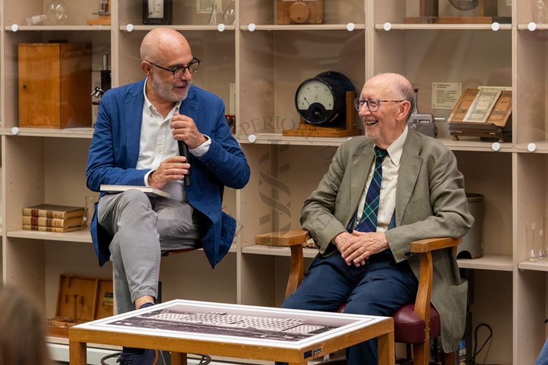 Il Prof. Antonio Cassone, ex Dirigente di Ricerca e Direttore del Dipartimento di Malattie Infettive, Parassitarie ed Immunomediate dell'ISS (a destra) e il Prof. Antonio Mistretta, Responsabile del Servizio Comunicazione Scientifica dell'ISS (a sinistra)