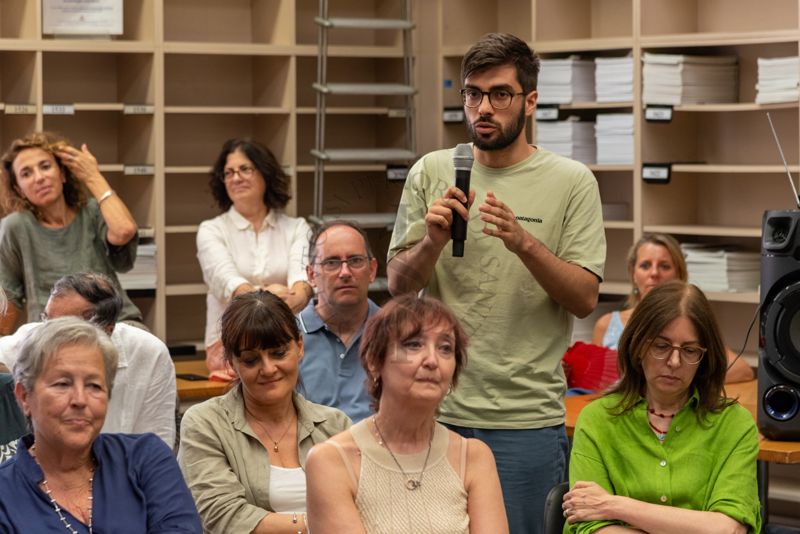 Un invitato alla presentazione del libro "I Dubbi della Scienza" rivolge una domanda al Prof. Antonio Cassone