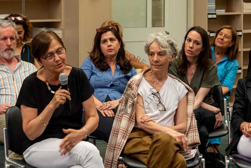 La Prof.ssa Luisa Minghetti, Dirigente di Ricerca del CORI, ServizioTecnico Scientifico di Coordinamento e Supporto alla Ricerca dell'ISS, rivolge una domanda al Prof. Antonio Cassone