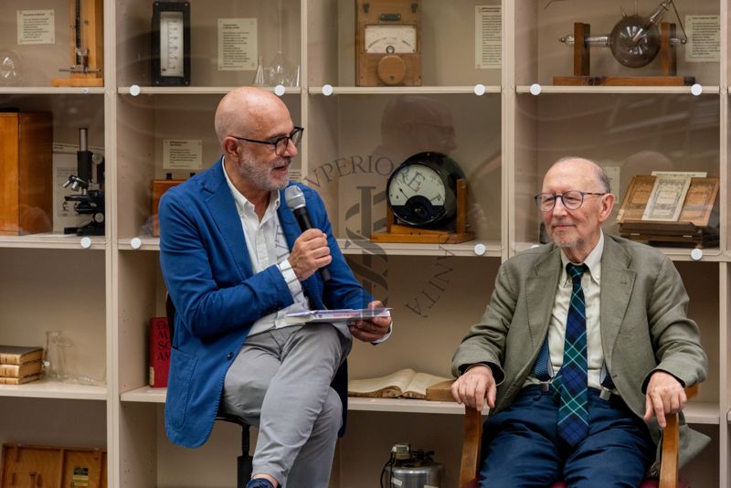 Il Prof. Antonio Mistretta, Responsabile del Servizio Comunicazione Scientifica dell'ISS (a sinistra) ringrazia il Prof. Antonio Cassone, ex Dirigente di Ricerca e Direttore del Dipartimento di Malattie Infettive, Parassitarie ed Immunomediate dell'ISS (a destra) per aver presentato in Biblioteca il suo libro "I Dubbi della Scienza"