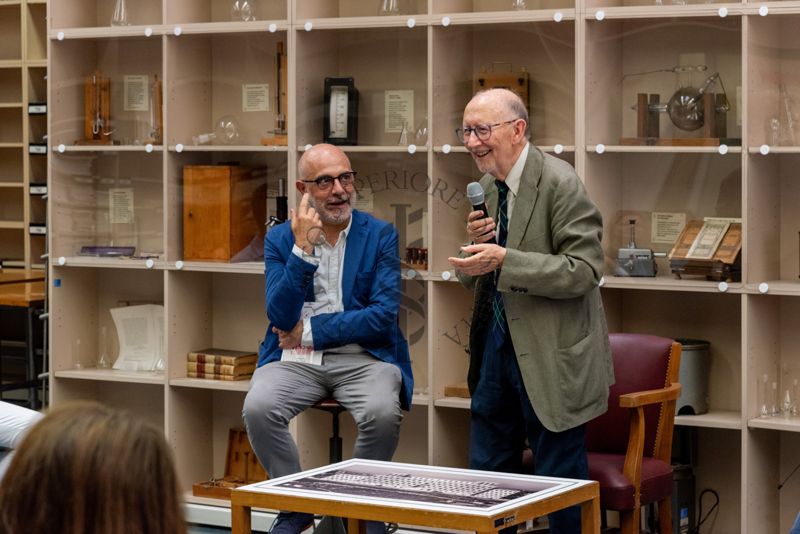 Il Prof. Antonio Cassone, ex Dirigente di Ricerca e Direttore del Dipartimento di Malattie Infettive, Parassitarie ed Immunomediate dell'ISS (a destra) ringrazia tutti gli invitati alla presentazione del suo libro "I Dubbi della Scienza". A sinistra il Prof. Antonio Mistretta, Responsabile del Servizio Comunicazione Scientifica dell'ISS