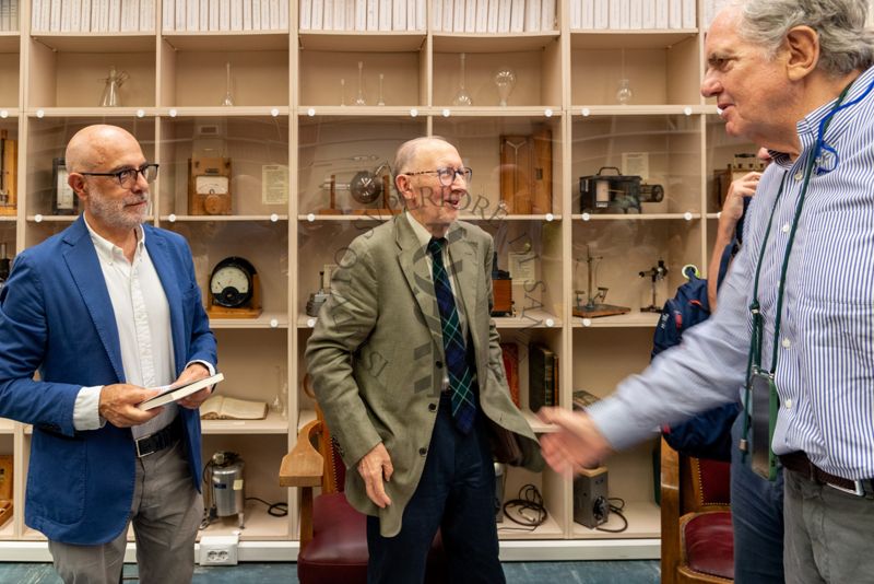 Il Prof. Enrico Alleva, Vice Presidente del Consiglio Superiore di Sanità ed ex dirigente dell'Istituto Superiore di Sanità (a destra) saluta il Prof. Antonio Cassone, ex Dirigente di Ricerca e Direttore del Dipartimento di Malattie Infettive, Parassitarie ed Immunomediate dell'ISS (al centro). A sinistra il Prof. Antonio Mistretta, Responsabile del Servizio Comunicazione Scientifica dell'ISS