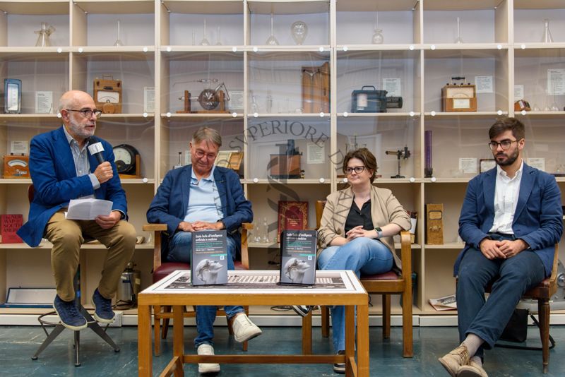 Il Prof. Antonio Mistretta, Responsabile del Servizio Comunicazione Scientifica dell'ISS (a sinistra) presenta il libro "Guida facile all'intelligenza artificiale in medicina". Accanto il Dott. Alberto Eugenio Tozzi, Responsabile di Unità di Ricerca Medicina Predittiva e Preventiva presso l'Ospedale Pediatrico Bambino Gesù di Roma, la Dott.ssa Diana Ferro, biologa, ricercatrice e health data scientist presso l'Ospedale Pediatrico Bambino Gesù di Roma (terza da sinistra) e il Dott. Luigi de Angelis, medico e Presidente della Società Italiana Intelligenza Artificiale in Medicina (quarto da sinistra)