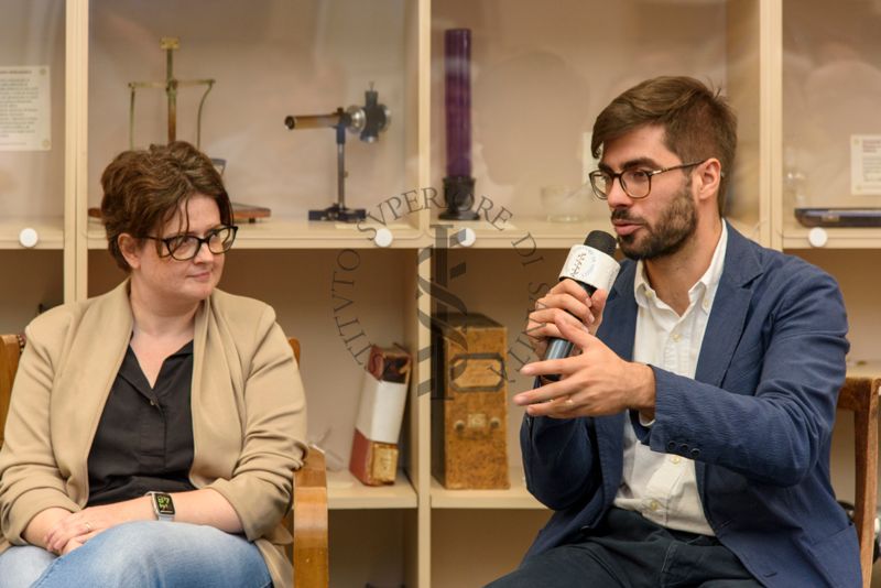 Intervento del Dott. Luigi De Angelis, medico e Presidente della Società Italiana Intelligenza Artificiale in Medicina (a destra). A sinistra la Dott.ssa Diana Ferro, biologa, ricercatrice e health data scientist presso l'Ospedale Pediatrico Bambino Gesù di Roma