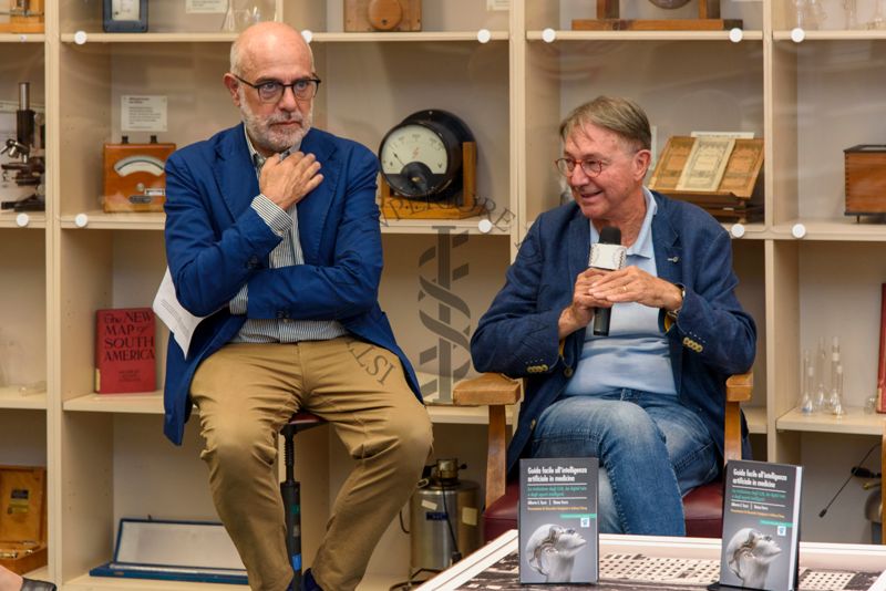 Intervento del Dott. Alberto Eugenio Tozzi, Responsabile di Unità di Ricerca Medicina Predittiva e Preventiva presso l'Ospedale Pediatrico Bambino Gesù di Roma (a destra). A sinistra il Prof. Antonio Mistretta, Responsabile del Servizio Comunicazione Scientifica dell'ISS