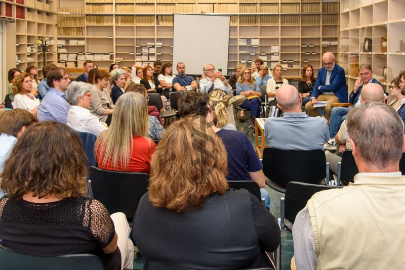 Panoramica sui partecipanti alla presentazione del libro "Guida facile all'intelligenza artificiale in medicina" durante l'intervento della Dott.ssa Diana Ferro, biologa, ricercatrice e health data scientist presso l'Ospedale Pediatrico Bambino Gesù di Roma
