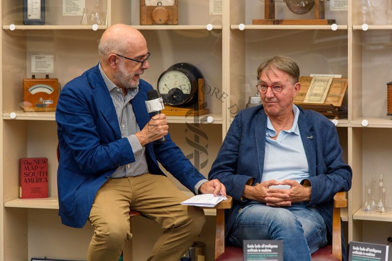 il Prof. Antonio Mistretta, Responsabile del Servizio Comunicazione Scientifica dell'ISS (a sinistra) rivolge una domanda al Dott. Alberto Eugenio Tozzi, Responsabile di Unità di Ricerca Medicina Predittiva e Preventiva presso l'Ospedale Pediatrico Bambino Gesù di Roma (a destra)