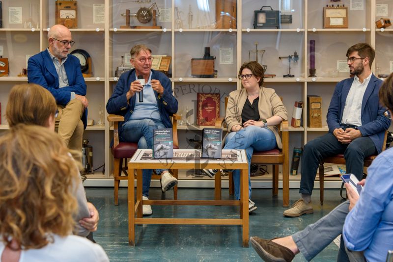 Il Dott. Alberto Eugenio Tozzi, Responsabile di Unità di Ricerca Medicina Predittiva e Preventiva presso l'Ospedale Pediatrico Bambino Gesù di Roma (secondo da sinistra) risponde alla domanda del Prof. Antonio Mistretta, Responsabile del Servizio Comunicazione Scientifica dell'ISS (primo da sinistra). Con loro la Dott.ssa Diana Ferro (terza da sinistra) e il Dott. Luigi de Angelis, medico e Presidente della Società Italiana Intelligenza Artificiale in Medicina (quarto da sinistra)