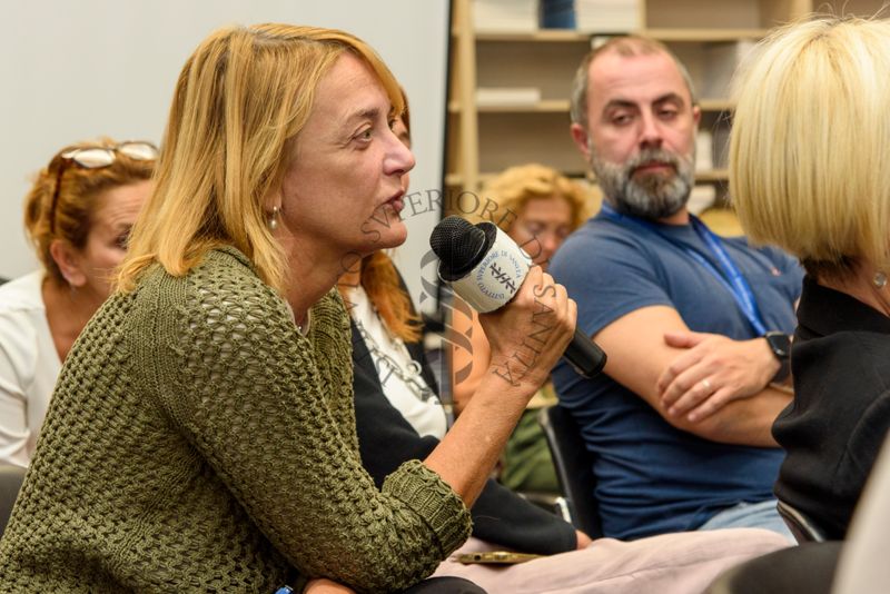 Una ricercatrice dell'Istituto Superiore di Sanità rivolge una domanda alla Dott.ssa Diana Ferro