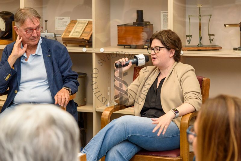 La Dott.ssa Diana Ferro risponde alla domanda della ricercatrice dell'Istituto Superiore di Sanità. Accanto a lei il Dott. Alberto Eugenio Tozzi