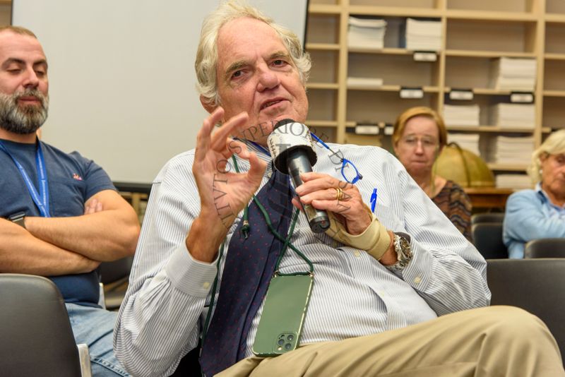 Il Prof. Enrico Alleva, Vice Presidente del Consiglio Superiore di Sanità ed ex dirigente dell'Istituto Superiore di Sanità rivolge una domanda al Dott. Luigi De Angelis, medico e Presidente della Società Italiana Intelligenza Artificiale in Medicina