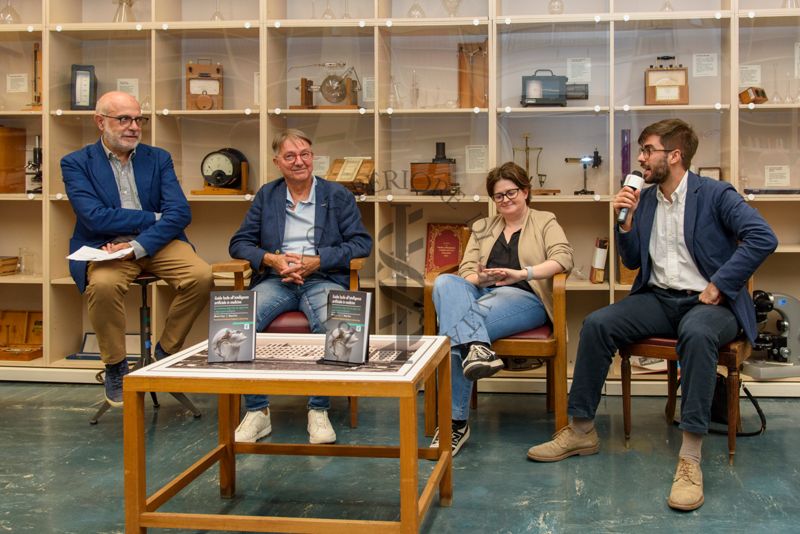 Il Dott. Luigi De Angelis, medico e Presidente della Società Italiana Intelligenza Artificiale in Medicina (quarto da sinistra) risponde alla domanda del Prof. Enrico Alleva, Vice Presidente del Consiglio Superiore di Sanità ed ex dirigente dell'Istituto Superiore di Sanità. Con lui (da sinistra a destra) il Prof. Antonio Mistretta, il Dott. Alberto Eugenio Tozzi e la Dott.ssa Diana Ferro