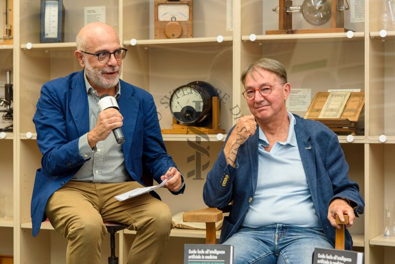 Intervento conclusivo del Prof. Antonio Mistretta, Responsabile del Servizio Comunicazione Scientifica dell'ISS (a sinistra). Accanto al lui il Dott. Alberto Eugenio Tozzi, Responsabile di Unità di Ricerca Medicina Predittiva e Preventiva presso l'Ospedale Pediatrico Bambino Gesù di Roma (a destra)