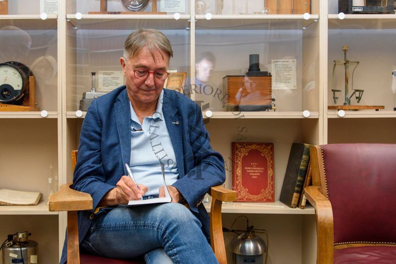 Il Dott. Alberto Eugenio Tozzi, Responsabile di Unità di Ricerca Medicina Predittiva e Preventiva presso l'Ospedale Pediatrico Bambino Gesù di Roma firma le copie del libro "Guida facile all'intelligenza artificiale in medicina" scritto in collaborazione con la Dott.ssa Diana Ferro, biologa, ricercatrice e health data scientist presso l'Ospedale Pediatrico Bambino Gesù di Roma