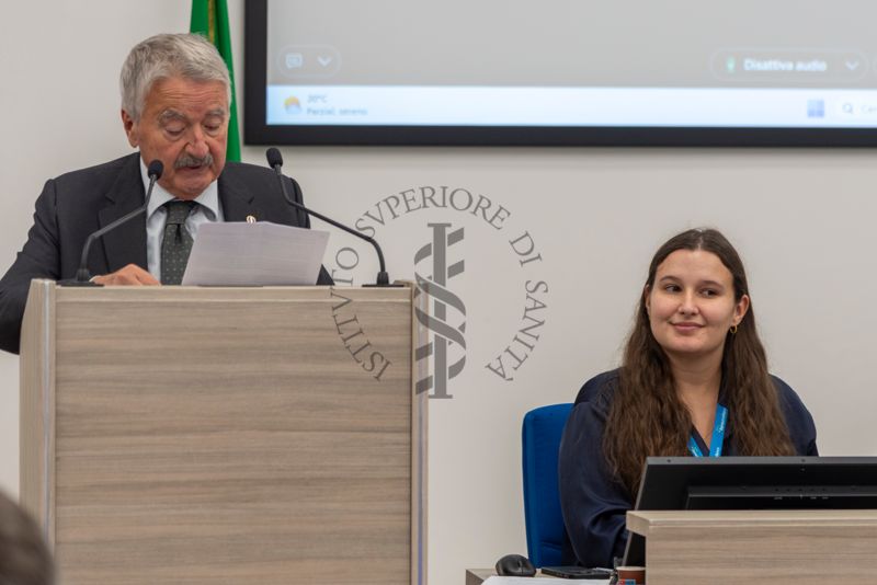 Intervento del Prof. Rocco Bellantone, Presidente dell'Istituto Superiore di Sanità. A destra la Dott.ssa Inês Maia Antão