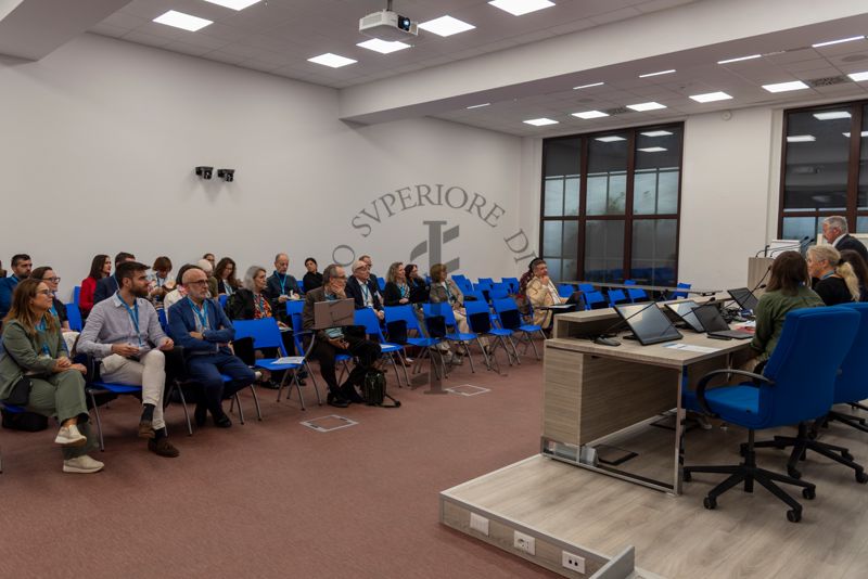 Panoramica sui partecipanti all'evento Editorial Board Eurosorveillance ECDC durante l'intervento del Prof. Rocco Bellantone, Presidente dell'Istituto Superiore di Sanità. In prima fila, la Dott.ssa Sandra Salinetti del Servizio Comunicazione Scientifica dell'ISS (prima da sinistra) e il Prof. Antonio Mistretta, responsabile del Servizio Comunicazione Scientifica del'ISS (terzo da sinistra)