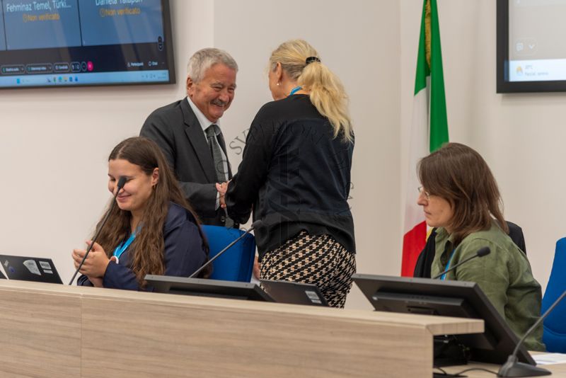 Saluti tra il Prof. Rocco Bellantone, Presidente dell'Istituto Superiore di Sanità (secondo da sinistra) e la Dott.ssa Ines Steffens, caporedattore della rivista Eurosurveillance (terza da sinistra, di spalle). Prima da sinistra la Dott.ssa Inês Maia Antão