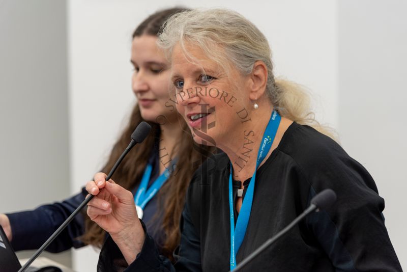 Intervento della Dott.ssa Ines Steffens, caporedattore della rivista Eurosurveillance (seconda da sinistra). Con lei la Dott.ssa Inês Maia Antão (prima da sinistra)