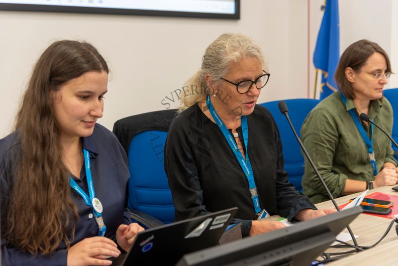 Intervento della Dott.ssa Ines Steffens, caporedattore della rivista Eurosurveillance (seconda da sinistra). Con lei la Dott.ssa Inês Maia Antão (prima da sinistra)